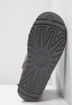 Ugg Bailey Bow - Korte Laarzen - Grey 14 Ugg Bailey Bow - Korte Laarzen - Grey -Dameskleding 04e16e88c3674ea1b533a7269ed9fc2f