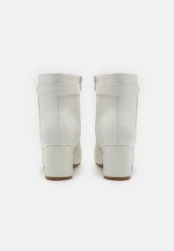 Wide Fit - Korte Laarzen - White -Dameskleding 17c7d916626b42ea97932eec2f5dc501