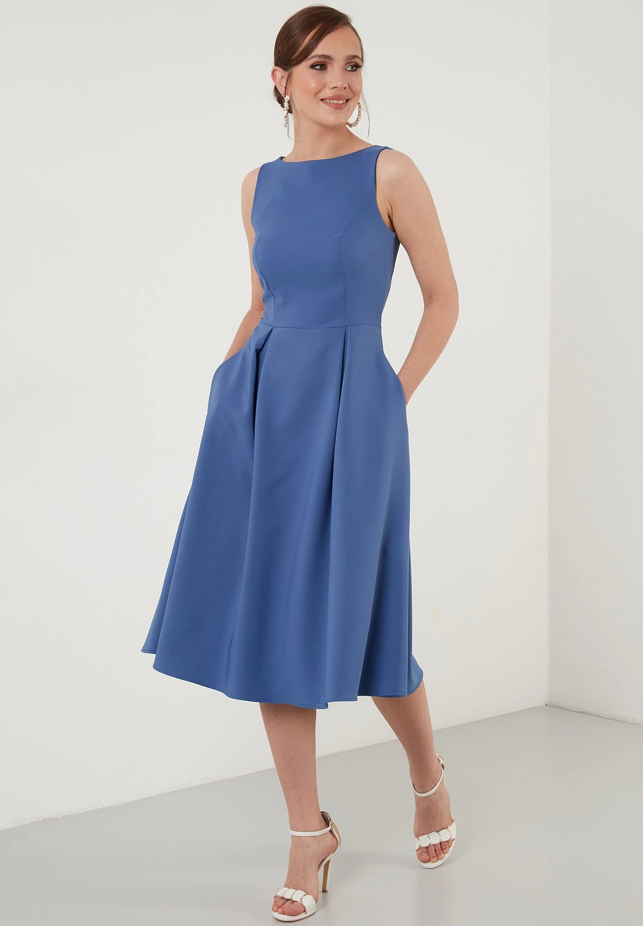 LELA Crew Neck Pleated Midi - Cocktailjurk - Indigo 3 LELA Crew Neck Pleated Midi - Cocktailjurk - Indigo