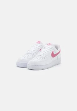 Nike Sportswear W Air Force 1 07 Ess Trnd - Sneakers Laag - White/Desert Berry 8 Nike Sportswear W Air Force 1 07 Ess Trnd - Sneakers Laag - White/Desert Berry -Dameskleding 3061fd20fe384fc19393a1172dad12ee
