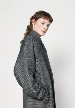 Gestuz Farren Coat - Mantel - Black/White -Dameskleding 38d1ca97c4c044d1801280b582a49b06