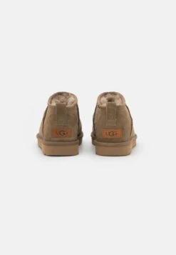 Ugg Korte Laarzen - Marrone 14 Ugg Korte Laarzen - Marrone -Dameskleding 55d033a2145a4c5d840dfd15f0ca981f