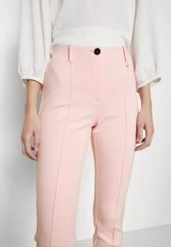MARC CAIN Broek - Soft Powder Pink 17 MARC CAIN Broek - Soft Powder Pink -Dameskleding 56e4325bdf3441e192fe9c307f51a315