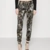 JUST CAVALLI Super Trousers Pocket - Straight Leg Jeans - Honey Mustard -Dameskleding 64d08b0c07a84fb9a6ca3a27f73f4364