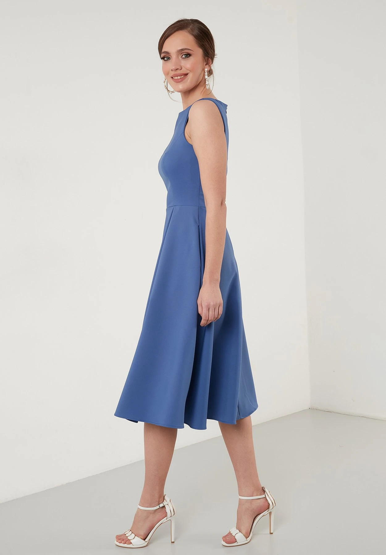LELA Crew Neck Pleated Midi - Cocktailjurk - Indigo 6 LELA Crew Neck Pleated Midi - Cocktailjurk - Indigo - Afbeelding 4