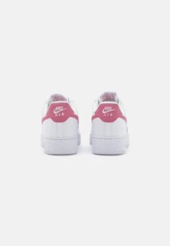 Nike Sportswear W Air Force 1 07 Ess Trnd - Sneakers Laag - White/Desert Berry 9 Nike Sportswear W Air Force 1 07 Ess Trnd - Sneakers Laag - White/Desert Berry -Dameskleding 79df3a2a791e423985008baa002cde0c