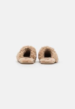 Ugg Maxi Curly Slide - Pantoffels - Sand -Dameskleding 7a5c0c81c53845faaf6e05c68bd00159