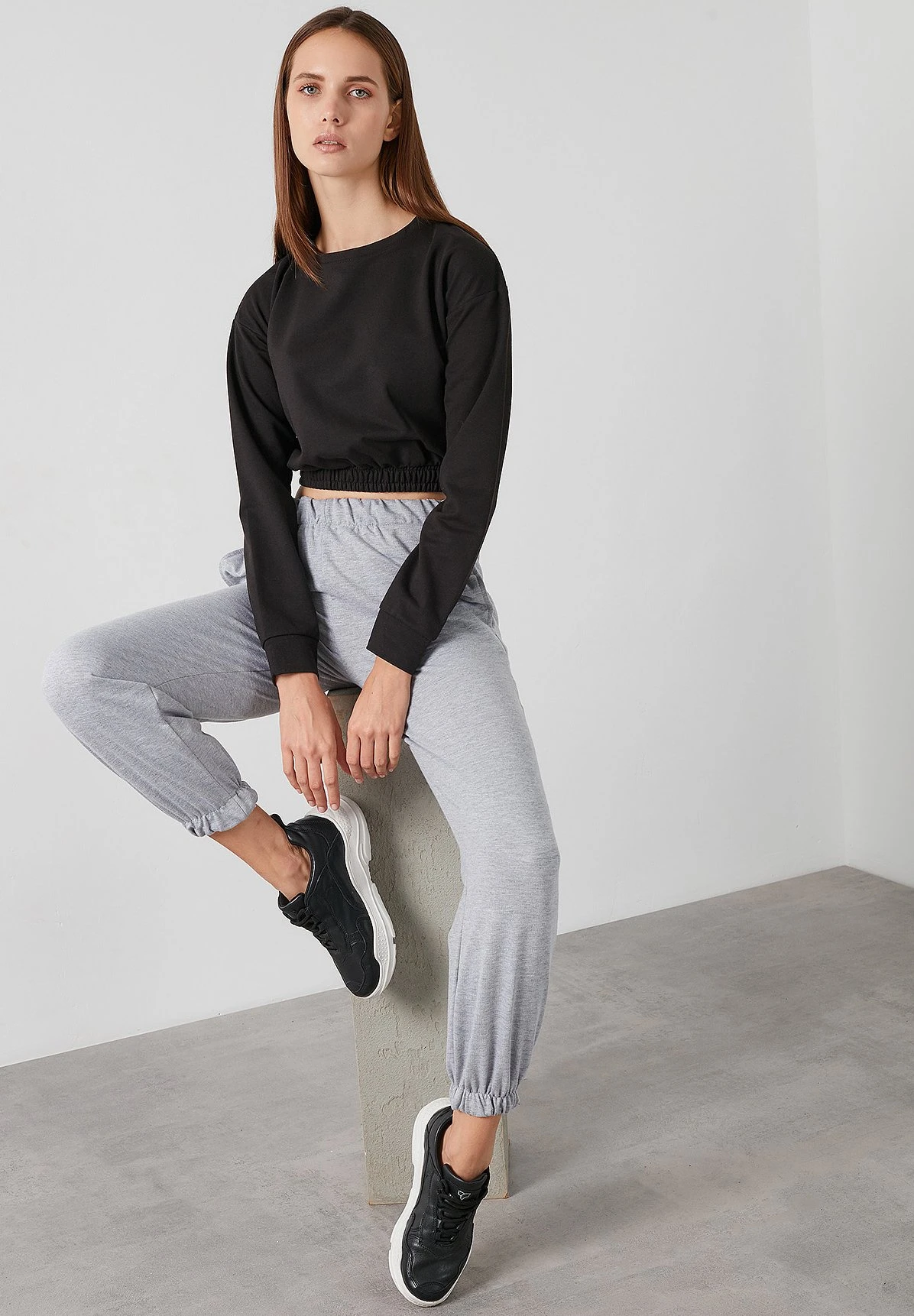 LELA Trainingsbroek - Grey 4 LELA Trainingsbroek - Grey - Afbeelding 2