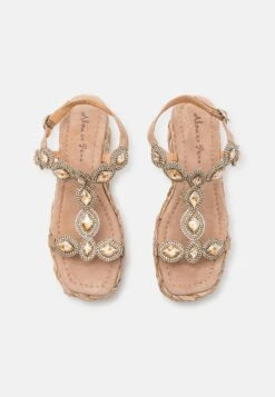 Alma En Pena Sandalen Met Sleehak - Beige -Dameskleding 95ad3eb72c8b4812b064e413e60bd6f5