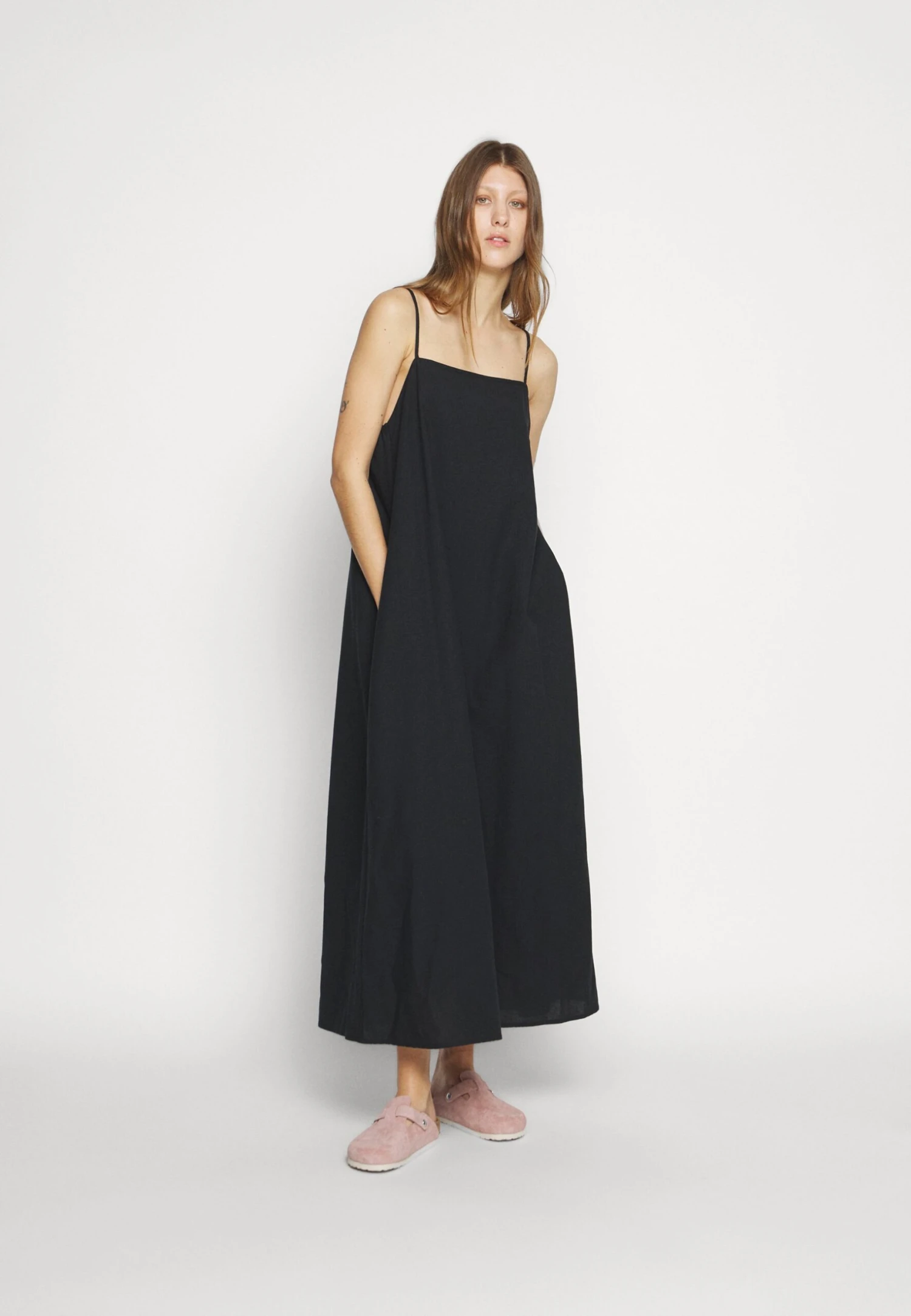 Minimum Vikilino - Maxi-Jurk - Black 4 Minimum Vikilino - Maxi-Jurk - Black - Afbeelding 2