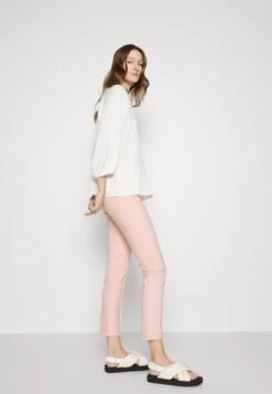 MARC CAIN Broek - Soft Powder Pink 15 MARC CAIN Broek - Soft Powder Pink -Dameskleding a80dcf6d25524cdda08faf593ea35c61