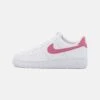 Nike Sportswear W Air Force 1 07 Ess Trnd - Sneakers Laag - White/Desert Berry -Dameskleding ab884a09c8ed41739d9ad547c1d6b282