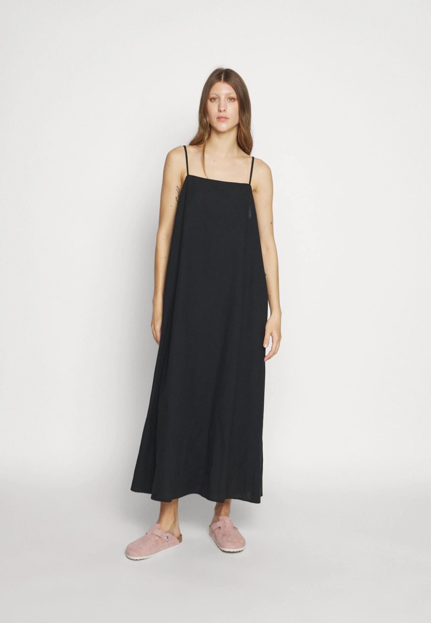 Minimum Vikilino - Maxi-Jurk - Black 6 Minimum Vikilino - Maxi-Jurk - Black - Afbeelding 4