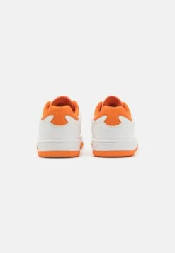 Sneakers Laag - White/Orange 11 Sneakers Laag - White/Orange -Dameskleding b768a6b6e70c4437b497c334a5073b87