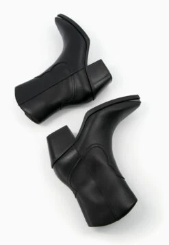 BERSHKA Heeled With Metallic Toe - Cowboy-/Bikerlaarsjes - Black -Dameskleding c1128abf442a45fb9d9131dd02219a12