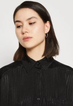 Monki Blousejurk - Black Jaquard 13 Monki Blousejurk - Black Jaquard -Dameskleding d35e4ded7d9d4d5c8bda640341787a43