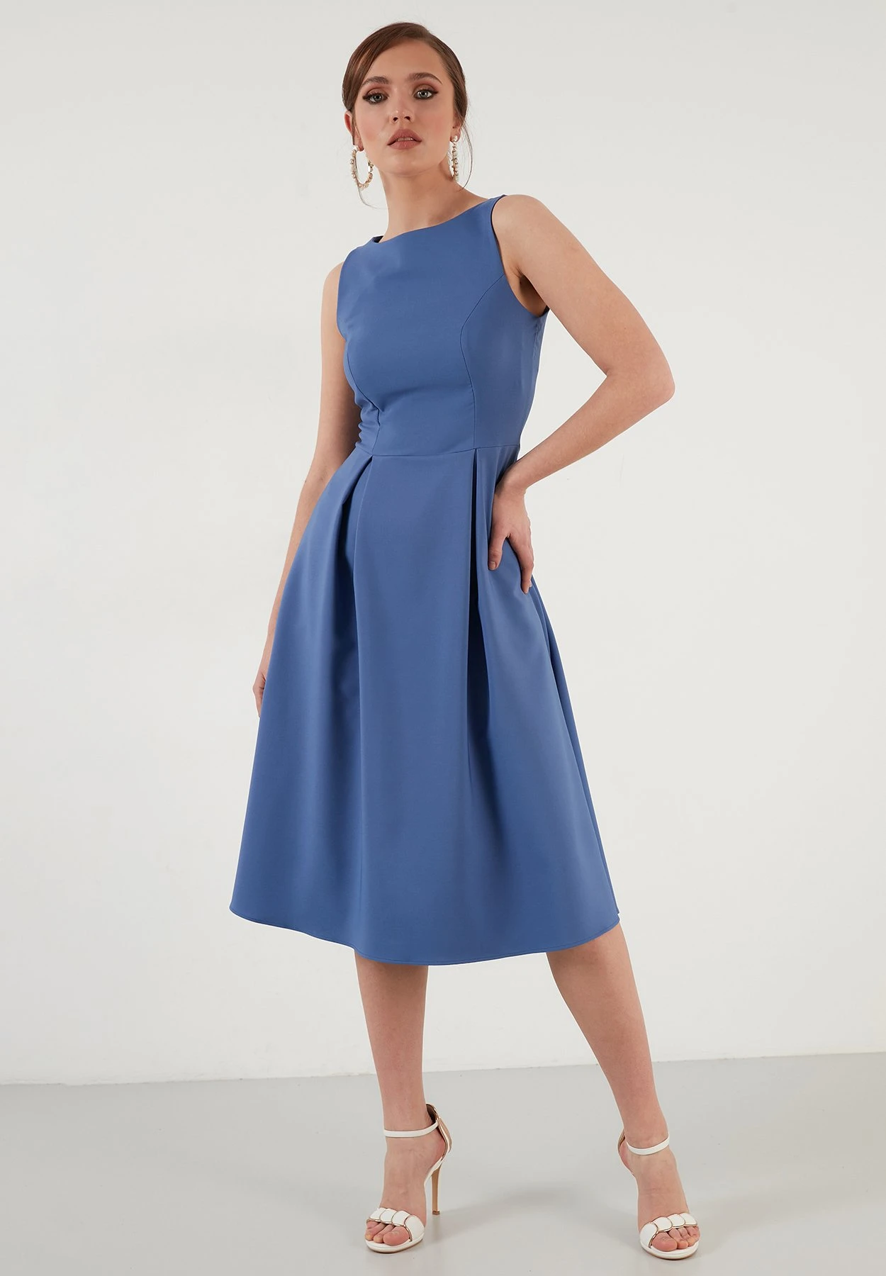 LELA Crew Neck Pleated Midi - Cocktailjurk - Indigo 5 LELA Crew Neck Pleated Midi - Cocktailjurk - Indigo - Afbeelding 3
