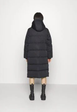 Yaspuffa Long Coat - Donsjas - Black 10 Yaspuffa Long Coat - Donsjas - Black -Dameskleding e8fc9d96dd194d858d15953361539e83