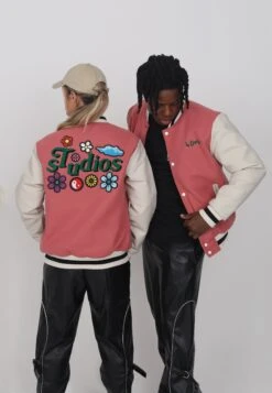 Lamar Varsity Jacket Unisex - Imitatieleren Jas - Coral 15 Lamar Varsity Jacket Unisex - Imitatieleren Jas - Coral -Dameskleding f9223cf371024af5a65b6533f93273a1