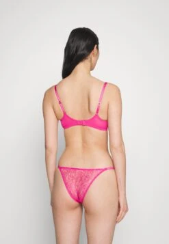 AGENT PROVOCATEUR Lorna Bra - Beugel Bh - Fuchsia 9 AGENT PROVOCATEUR Lorna Bra - Beugel Bh - Fuchsia -Dameskleding fd8c5d12d6dd4c64ae71ec0375460dbf
